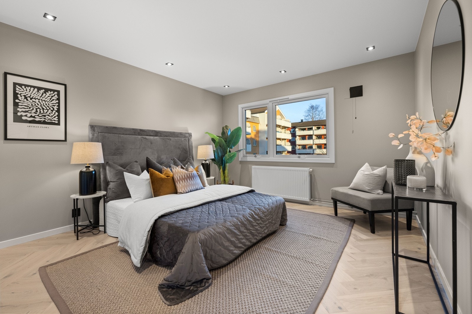 Leiligheten har 2 store soverom, begge med skyvedørsgarderobe Galleribilde