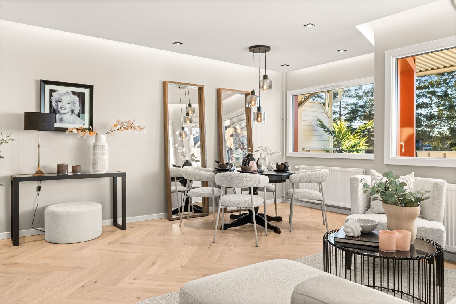 Utstrakt bruk av downlights (dekorativ LED belysning i stuen) Galleribilde