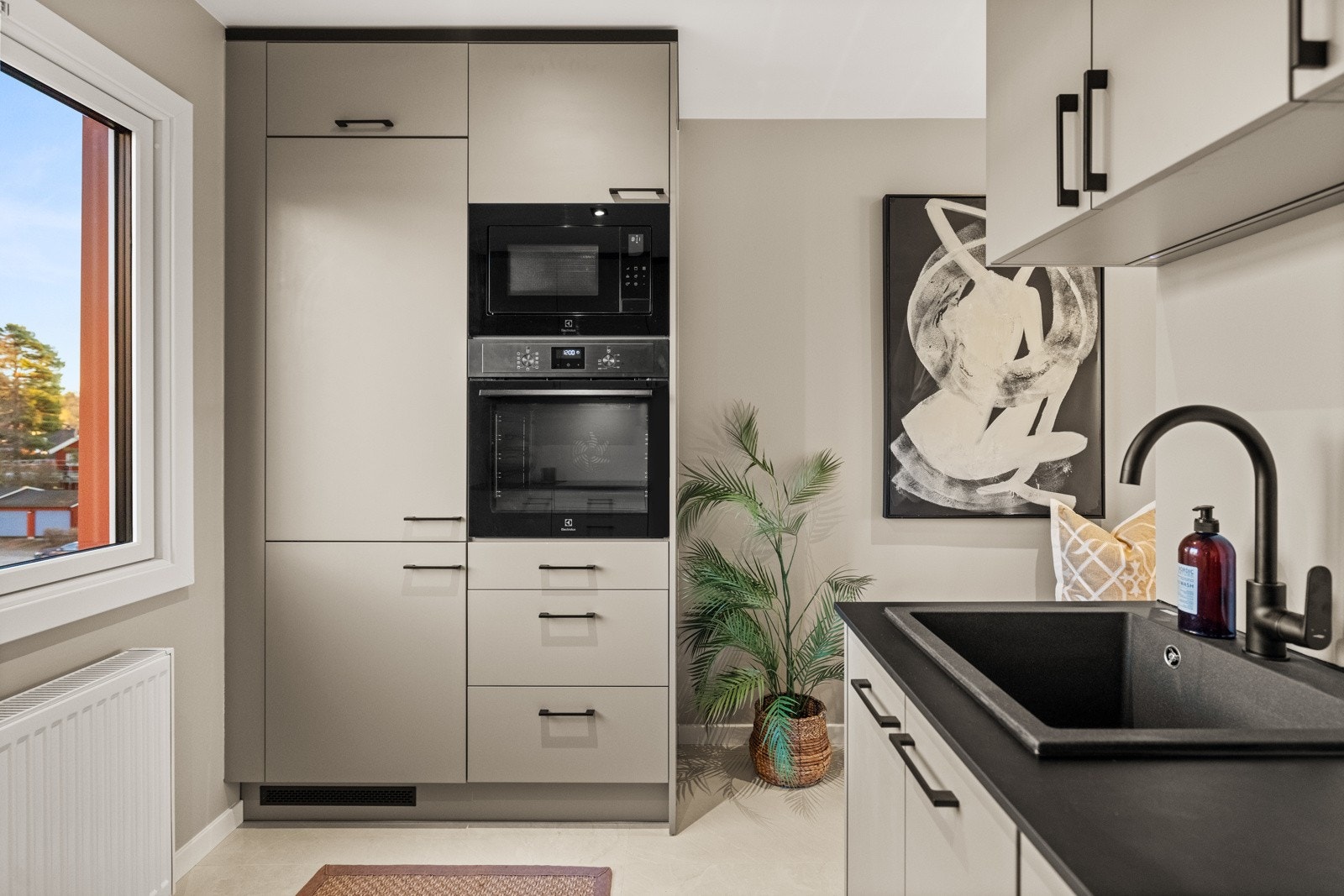 Integrert oppvaskmaskin, induksjonstopp, mikrobølgeovn, stekeovn og kjøle-/fryseskap Galleribilde