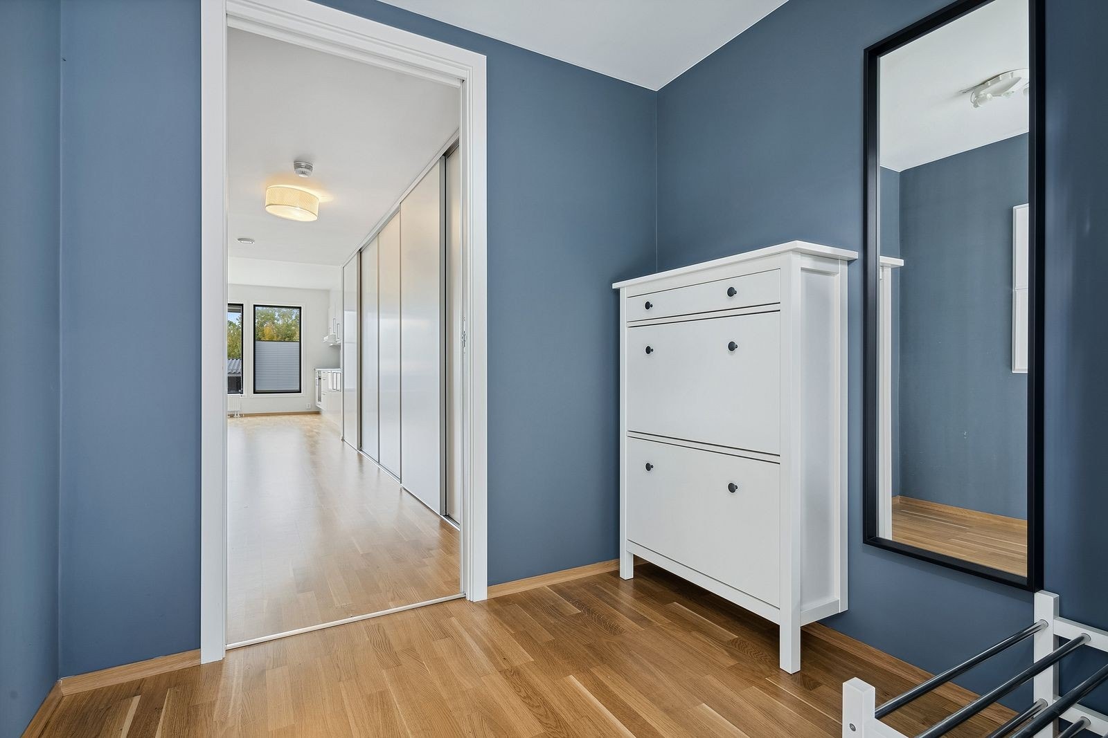 Entrèen har god plass til oppbevaring av yttertøy, videre har du en hel rekke med garderobeplass Galleribilde