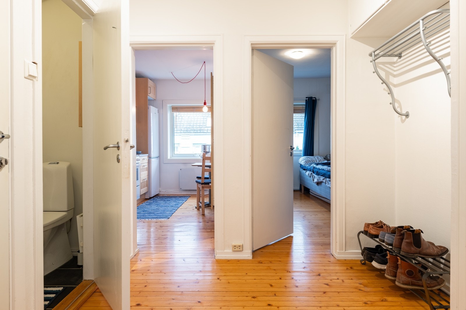 Romslig entré og separat toalettrom. Galleribilde