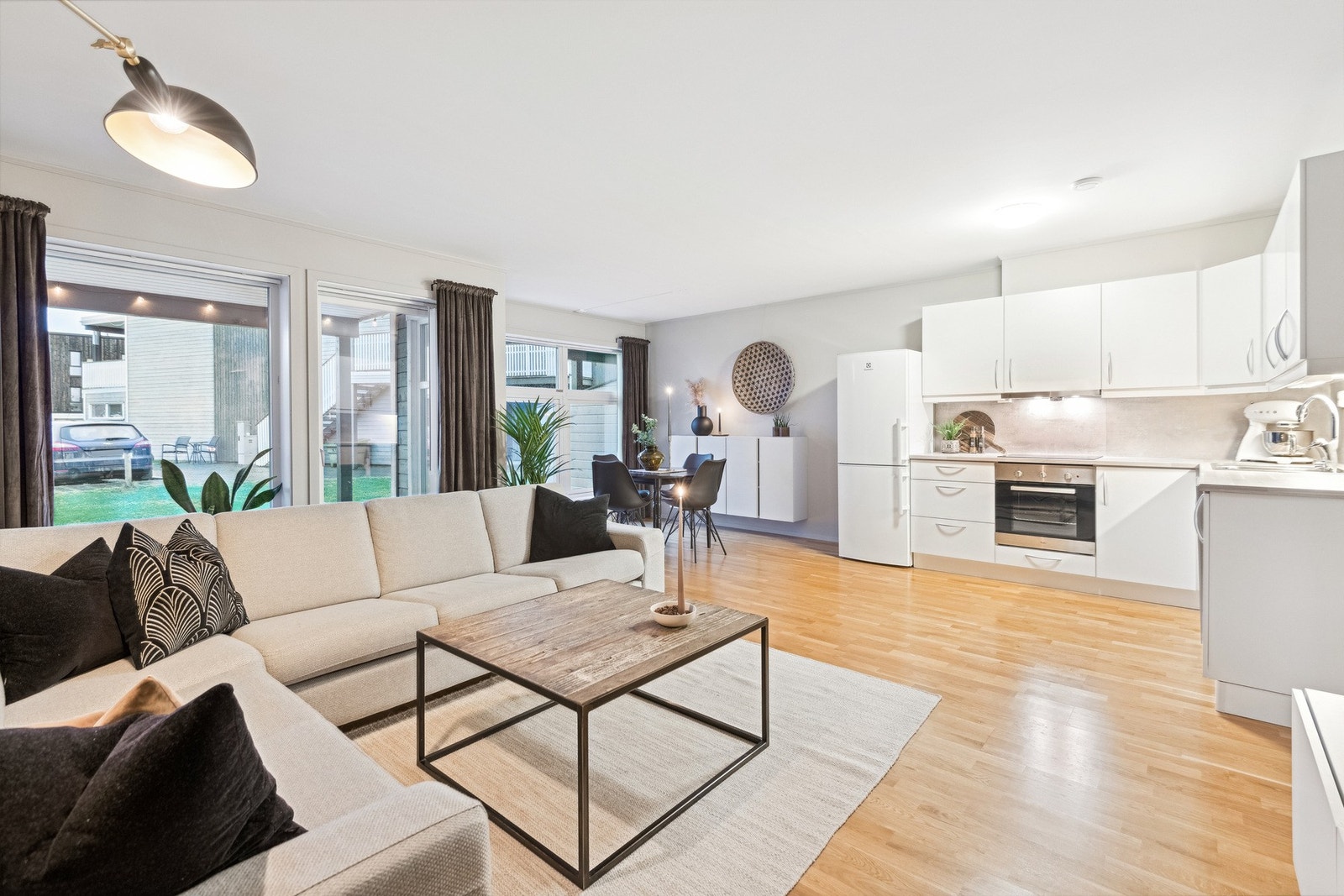 Boligen har store vindusflater som gir godt med naturlig lysinnslipp. Fra stuen har man direkte adkomst til markterrasse. Galleribilde