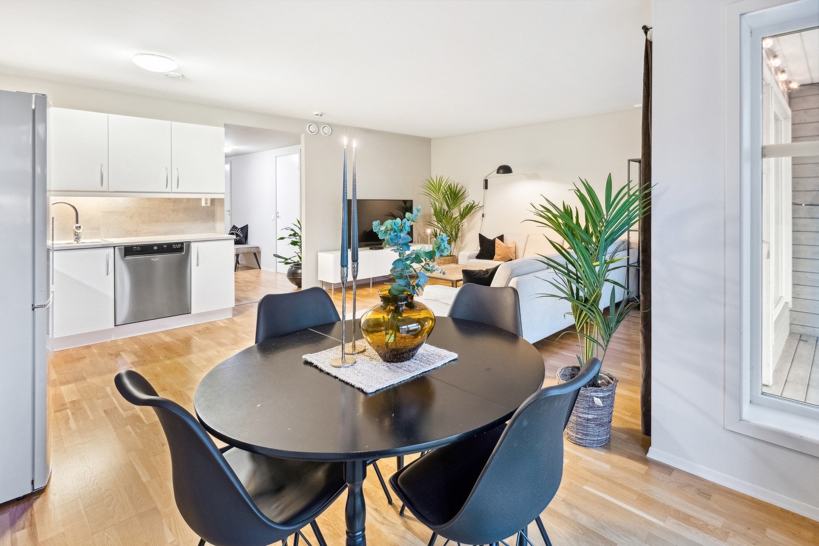 Det er god plass til spisebord i den hyggelige spisekroken ved kjøkkenet. Galleribilde