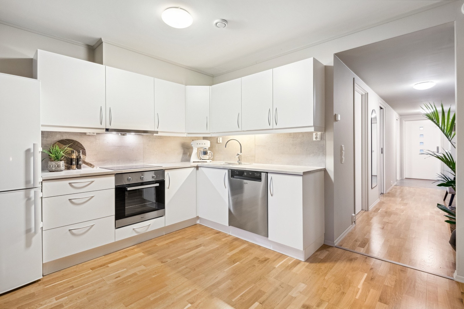 Oppvaskmaskin, platetopp, komfyr og kombiskap kjøl/frys medfølger i handelen. Galleribilde