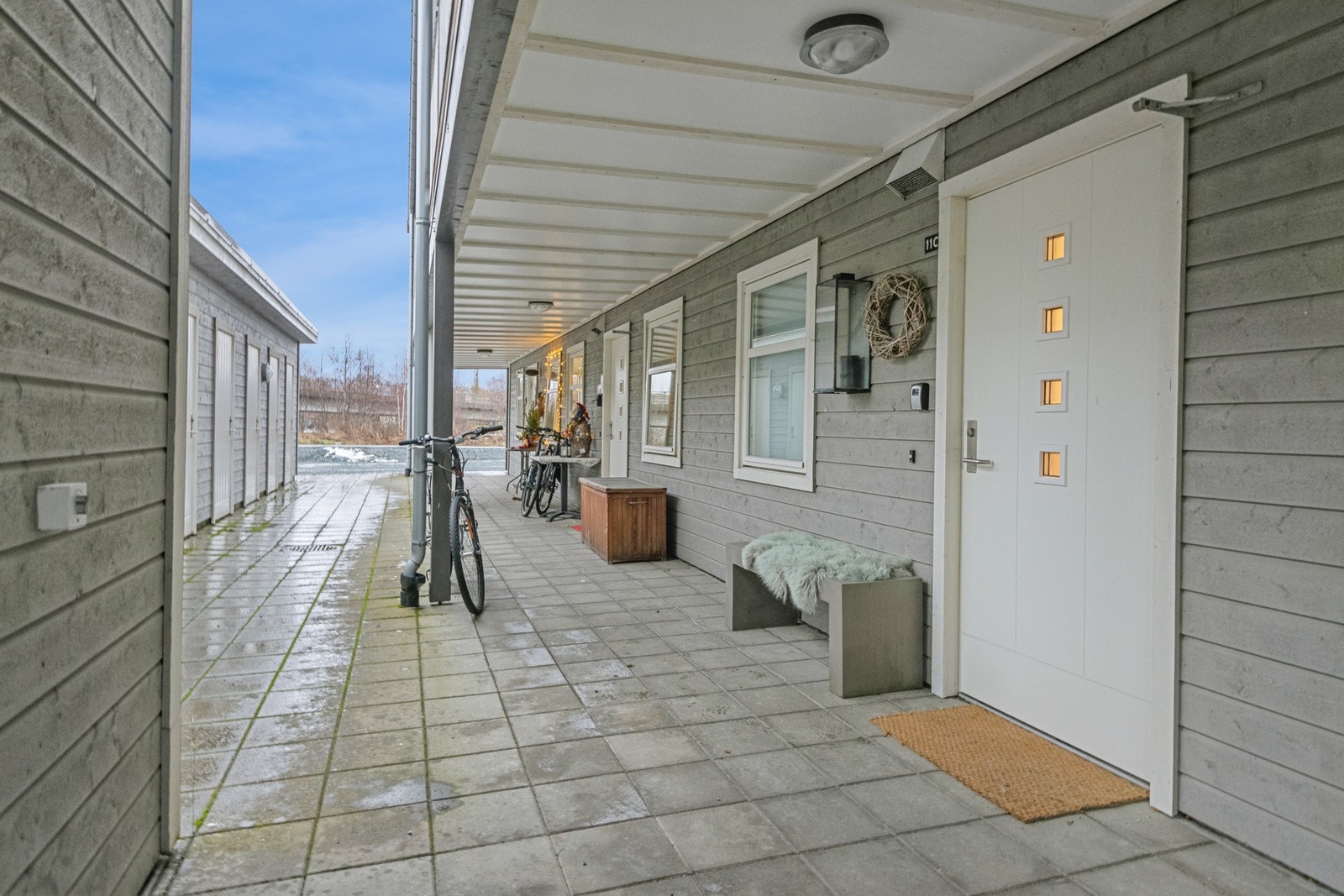 Inngangspartiet er takoverbygget. Praktisk plassering av sportsbod utenfor inngangsdøra. Galleribilde