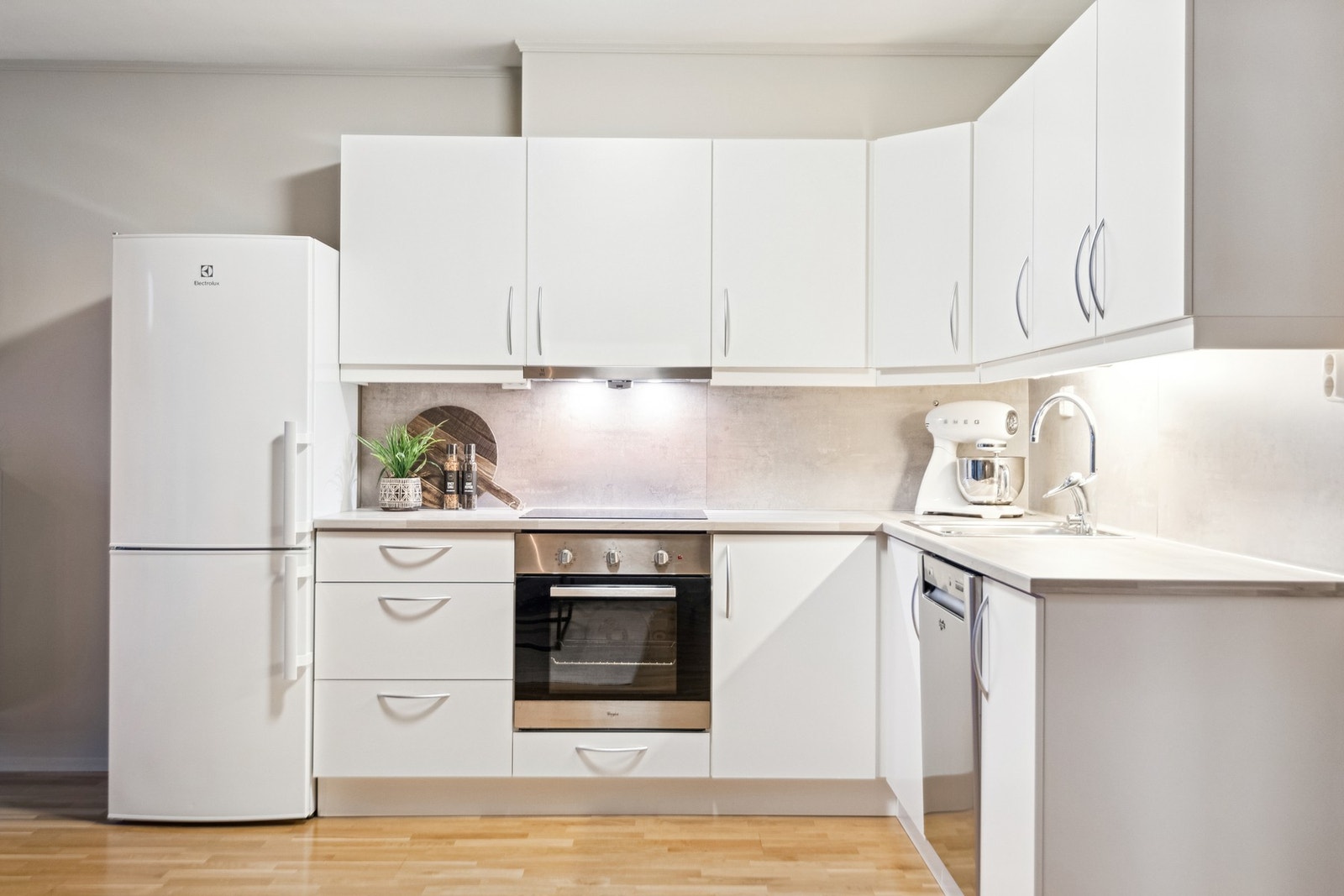 Lyst og innbydende kjøkken med mye skapplass. Galleribilde