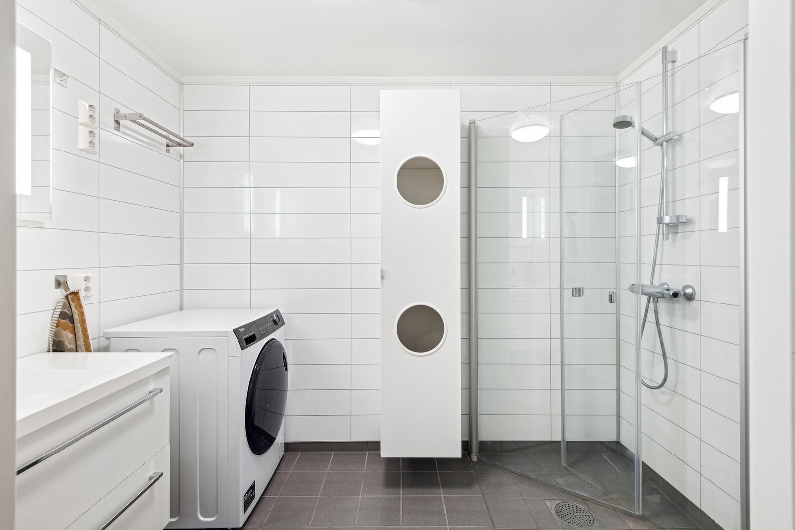 Badet er lyst og velholdt. God plass med både skuffer under servanten og skittentøysskap. Galleribilde