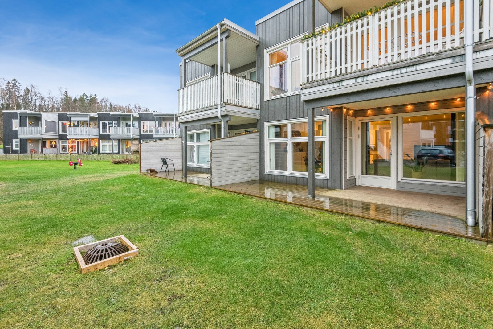 Borettslaget ligger svært sentralt til med gangavstand til dagligvare, apotek, Nord universitet og legekontor. Fine grøntarealer rundt leiligheten. Galleribilde