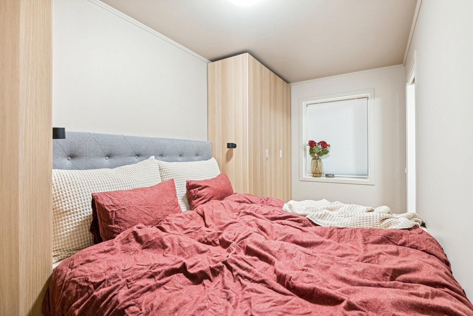 Hovedsoverommet har plass til dobbeltseng og garderobeløsninger Galleribilde