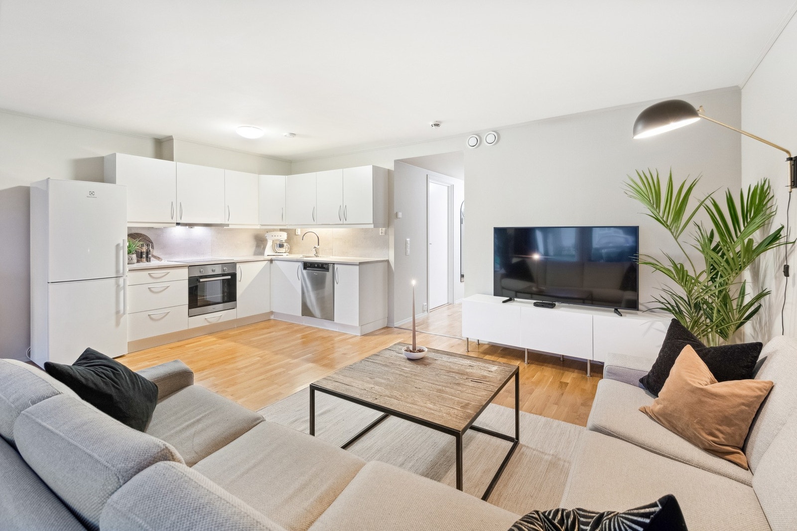 Stuen og kjøkkenet har en åpen løsning som gir en god romfølelse. Galleribilde