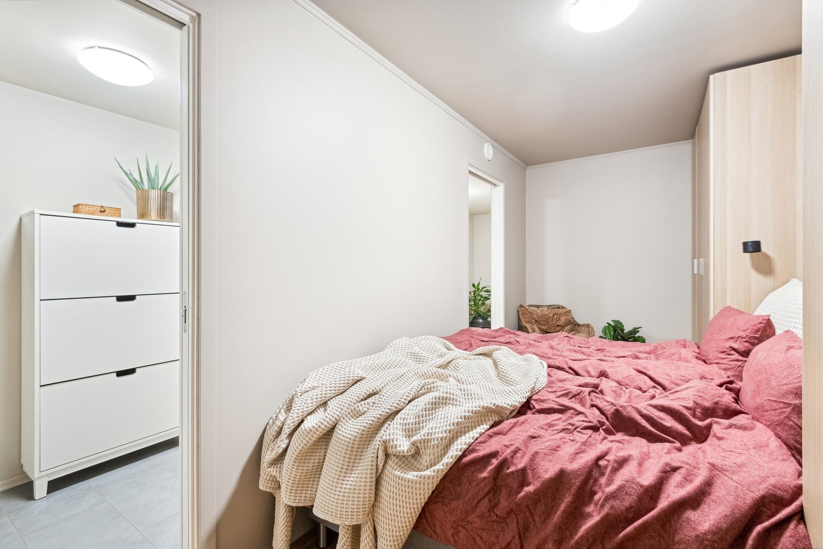 Hovedsoverommet har en arealeffektiv løsning med to inngangsdører for å komme inn på hver side av dobbeltsengen. Galleribilde