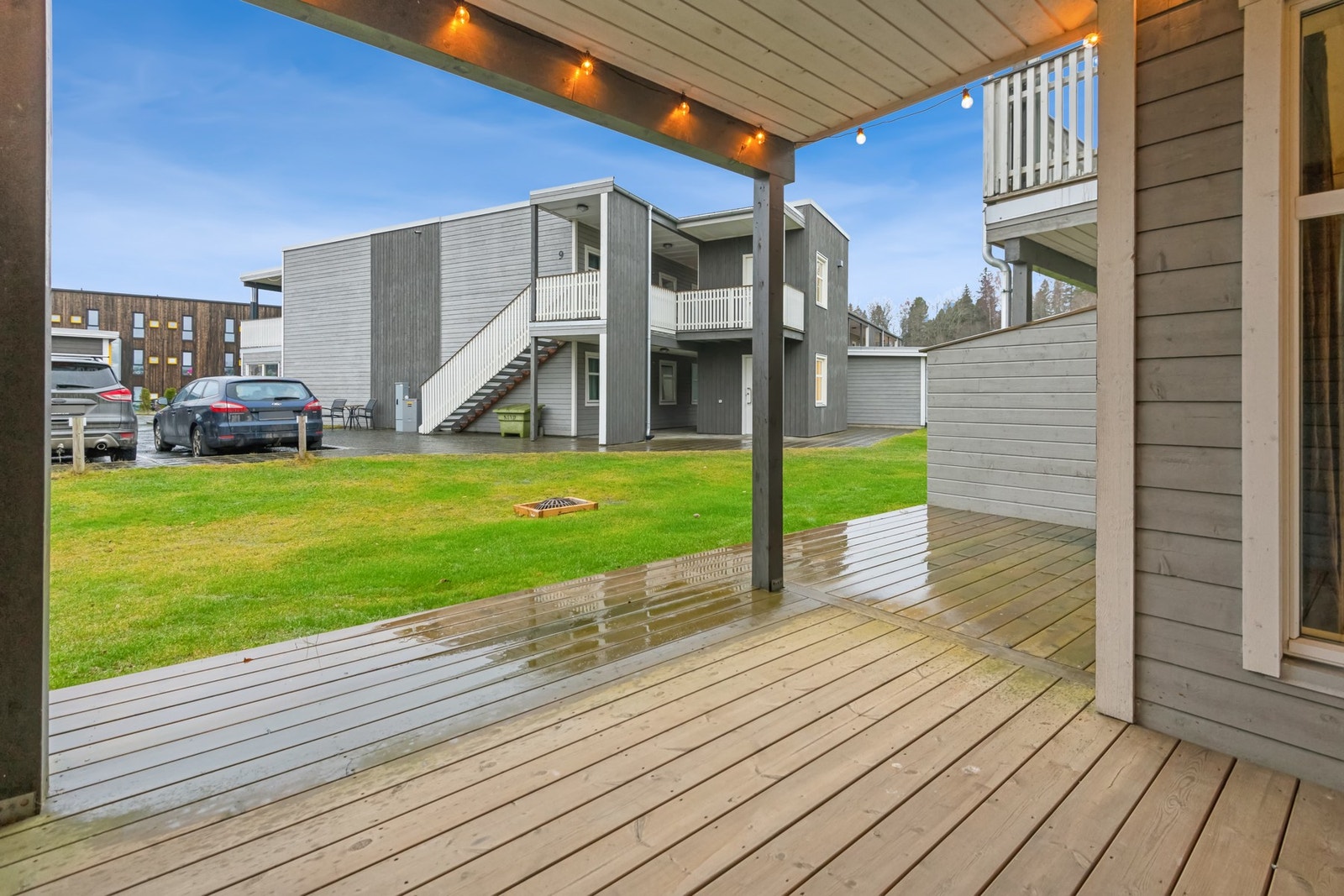 Romslig markterrasse rett utenfor stua. Her har man også enkel adkomst til grøntareal Galleribilde