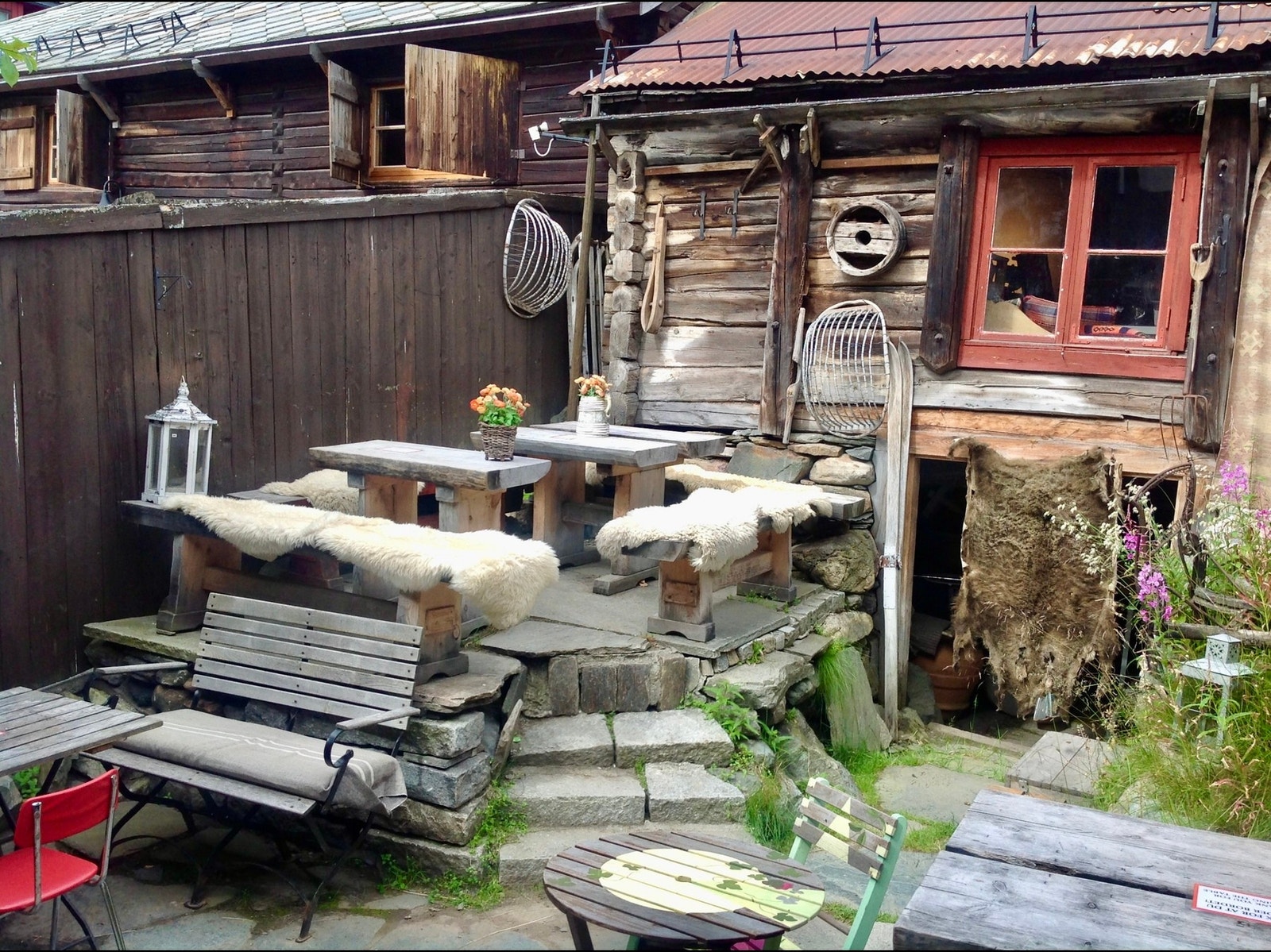 Selgers bilde - Pent opparbeidet bakgård med flere soner Galleribilde