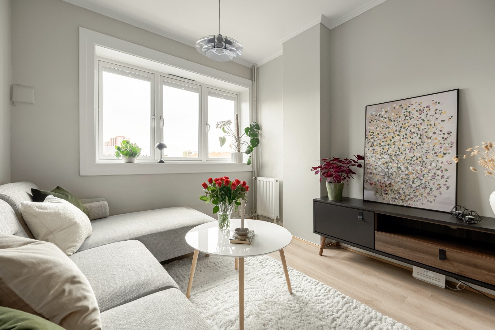 Stuen ligger vegg i vegg med det store kjøkkenet / spisestuen. Sistnevnte er målt til hele 21 kvm, så dette rommet kan eventuelt gjøre nytten som et tredje soverom. Galleribilde