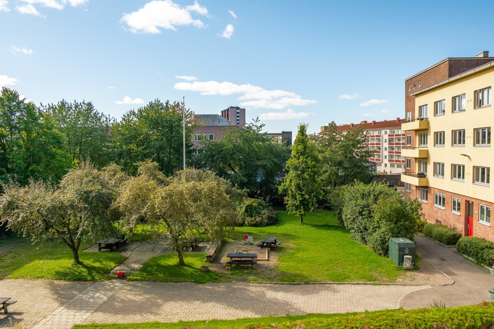 Boligen har en meget god intern beliggenhet i populære Folkvang Boligselskap, vendt mot denne forgården og enveiskjørt gate. Galleribilde