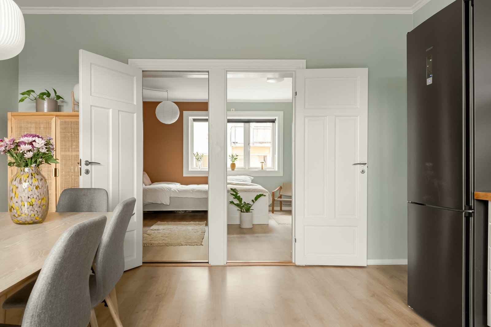 Det er også god takhøyde, målt til 2,68 meter. Dagens to soverom har inngang fra spisestuen. Galleribilde