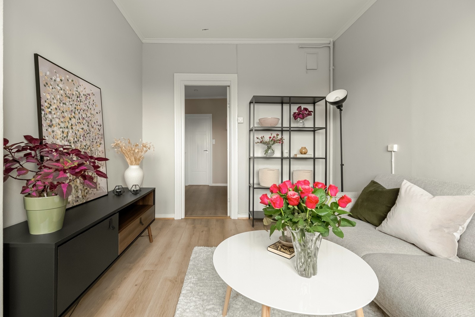 Vegger og tak er lysmalte, og gulv er belagt med slitesterk laminat. Galleribilde