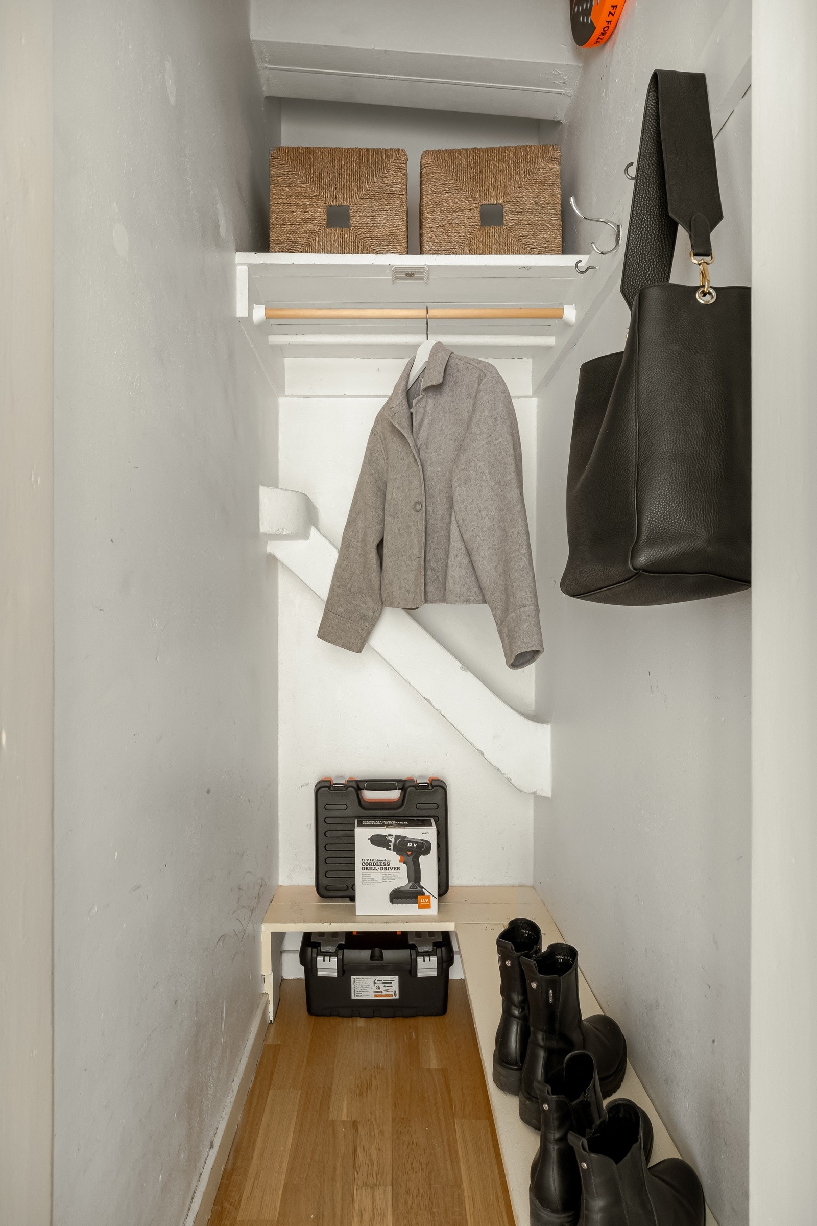 I entreen finner vi et praktisk kott hvor du kan henge fra deg jakker og sette fra deg sko. Galleribilde