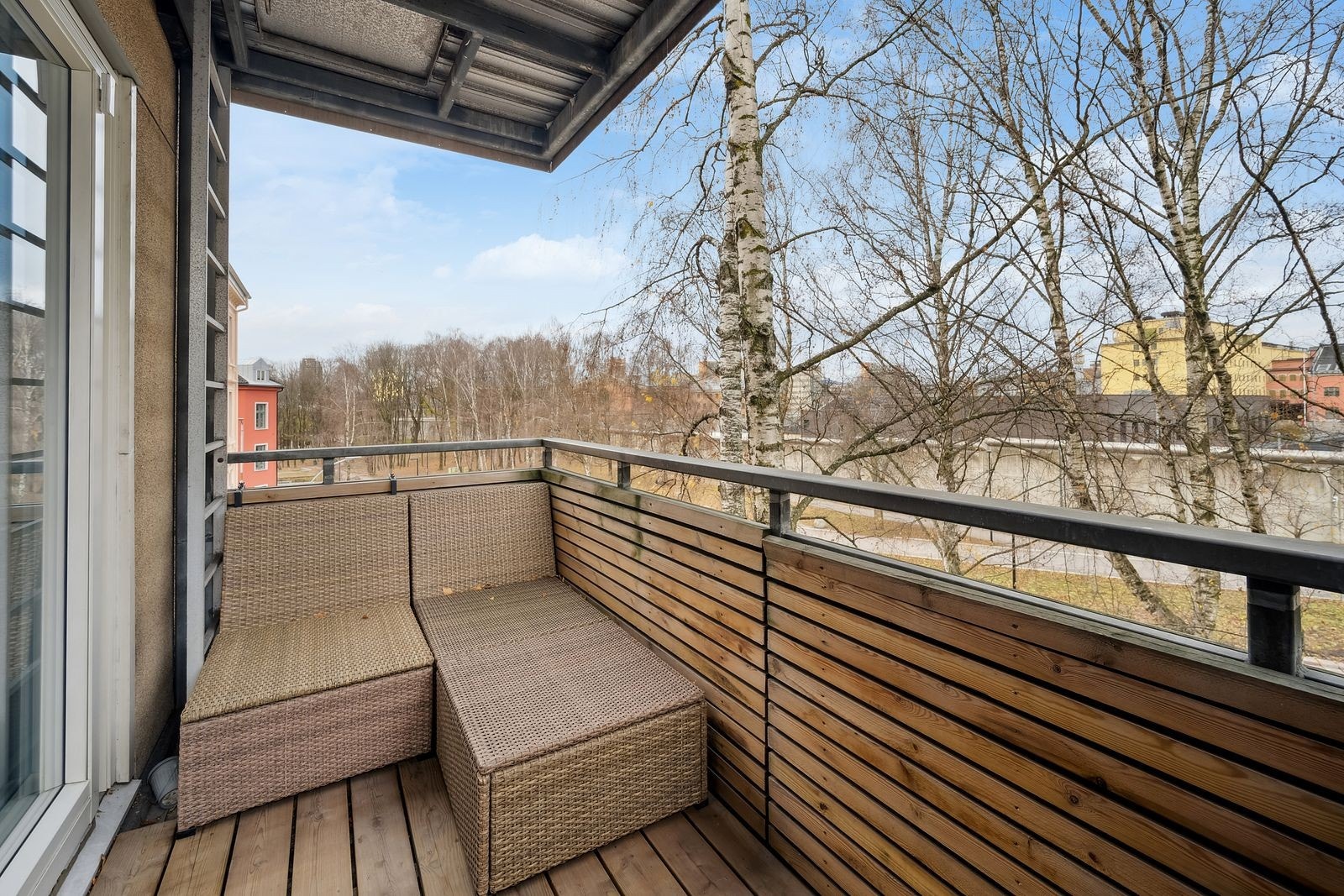 Fra stuen er det tilgang til overbygget, usjenert balkong Galleribilde