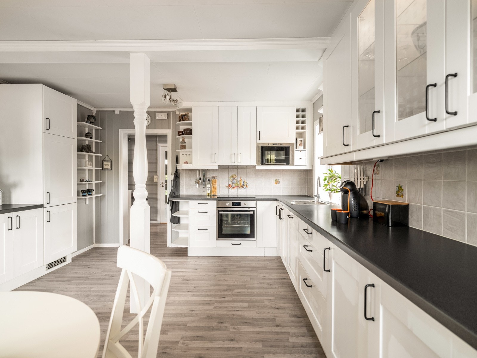 Kjøkkenet er utstyrt med integrerte hvitevarer og rikelig benk- og skapplass. Galleribilde