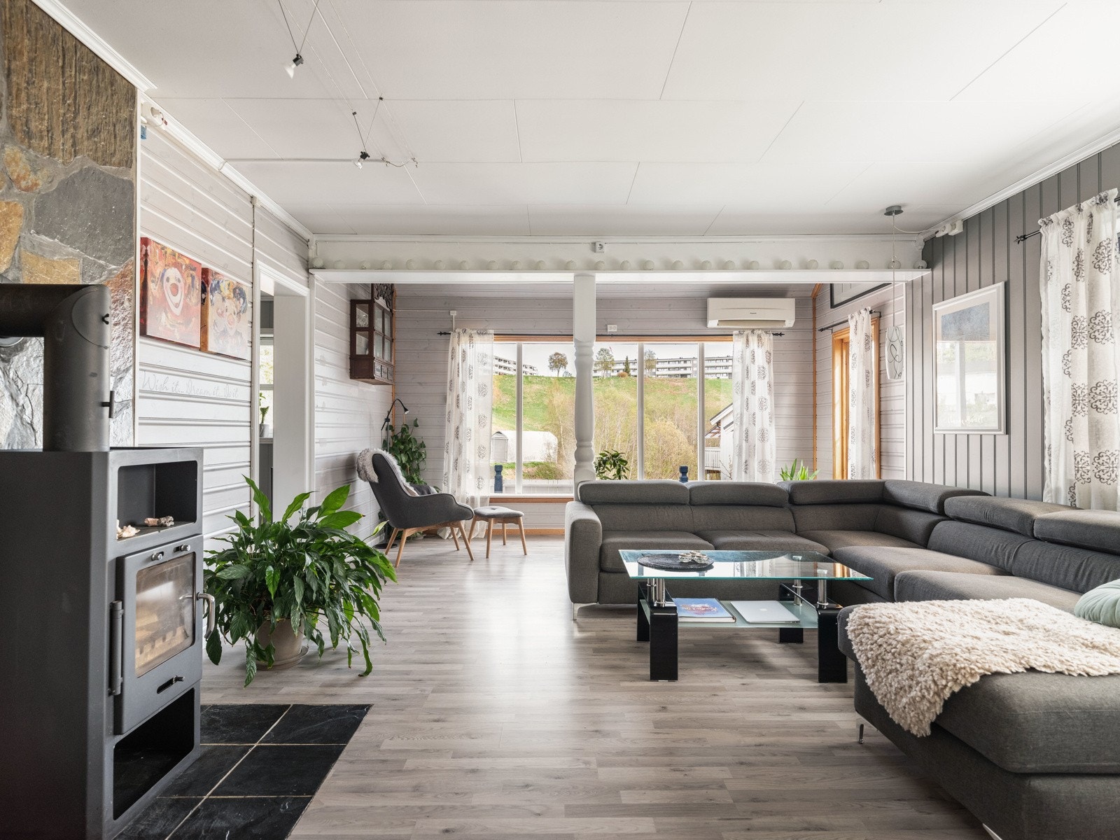 Huset og begge garasjene er utstyrt med varmepumpe. Galleribilde