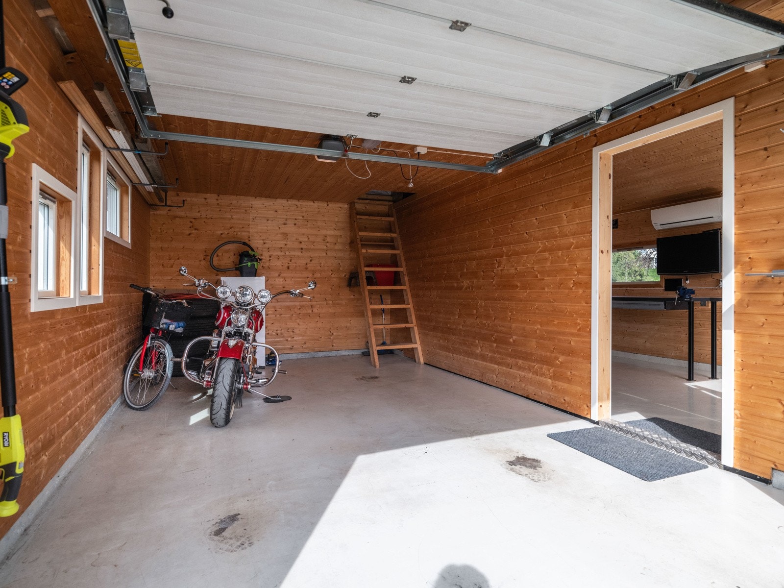 Garasjen ved innkjørsel har god plass, verkstedbod og lagring på loft. Galleribilde