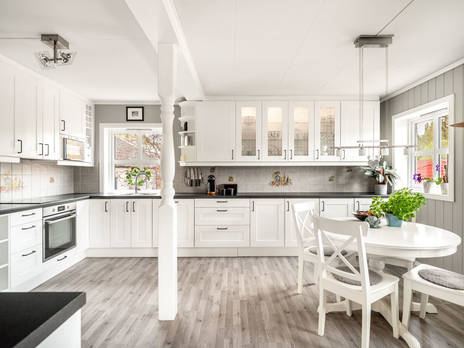 Flott kjøkken med god plass til spisebord. Galleribilde