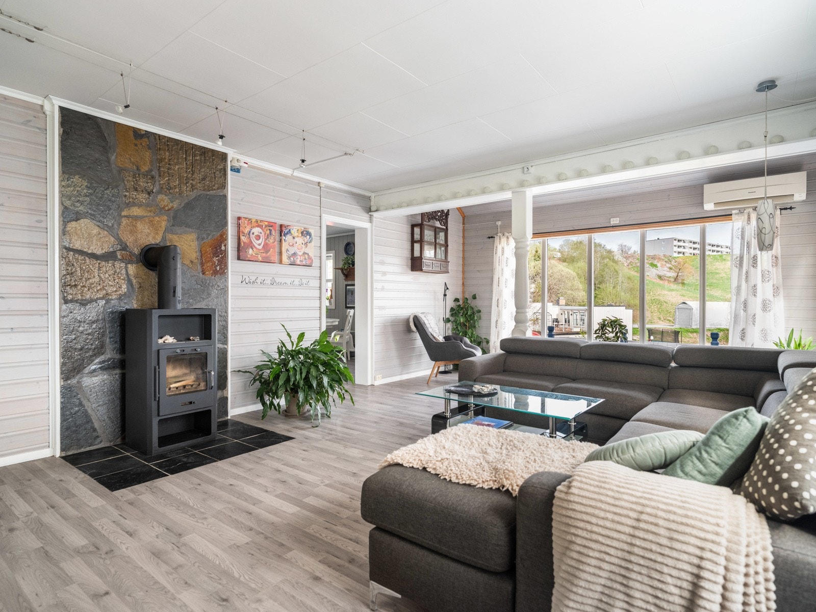 Stor og romslig stue med vedovn og store vindusflater. Galleribilde