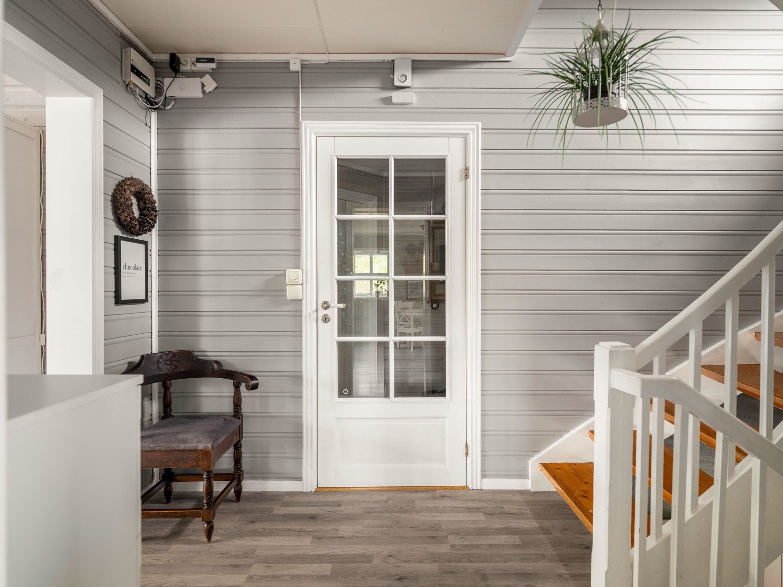 I første etasje er det en stor stue med utgang til terrasse. Galleribilde