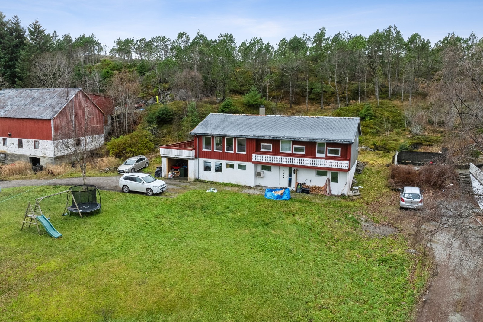 Parkeringsmuligheter i carport, samt oppstillingsplasser på egen tomt Galleribilde