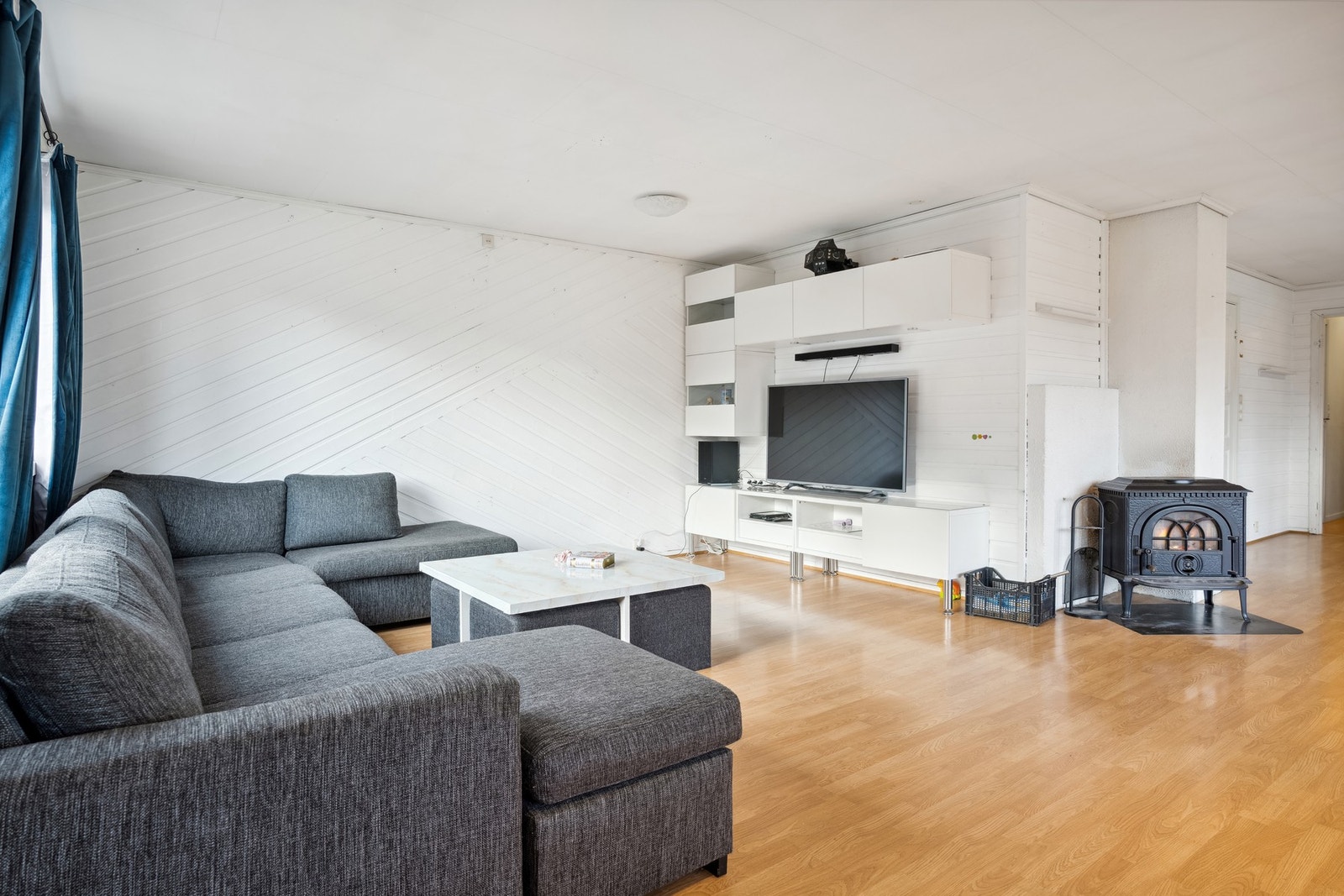 Boligen har vedfyring, det er installert varmepumpe og man har mulighet til elektrisk oppvarming Galleribilde