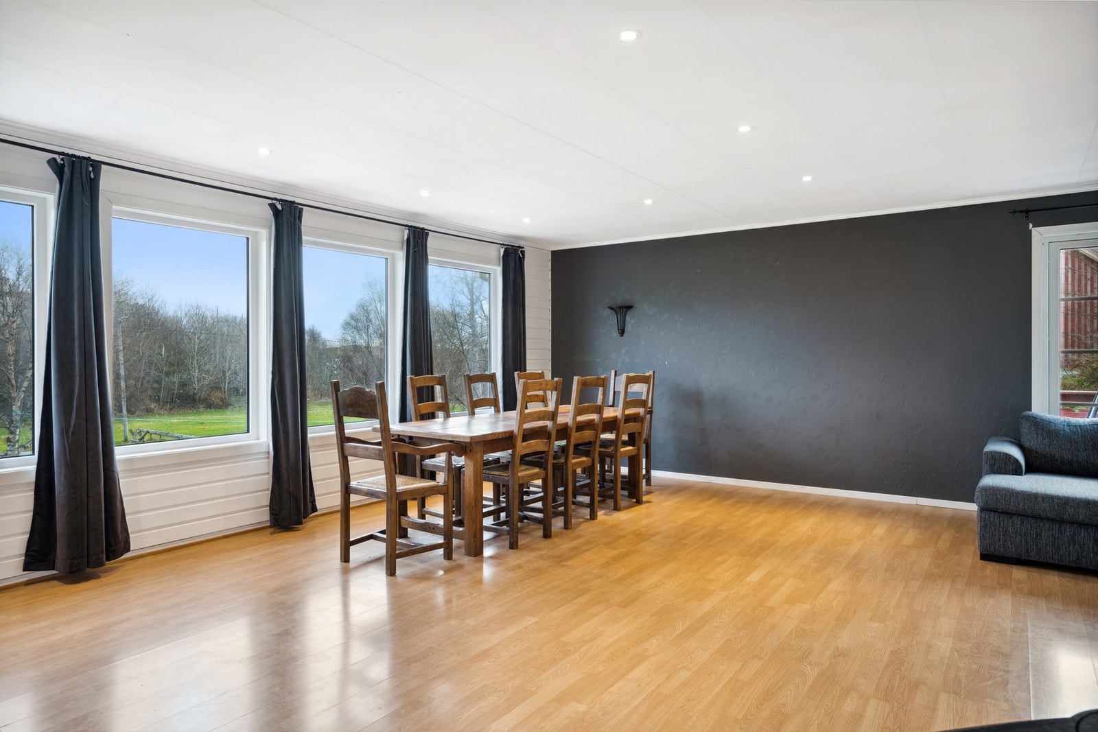 Store vindusflater gir fint med lysinnslipp til boligen Galleribilde