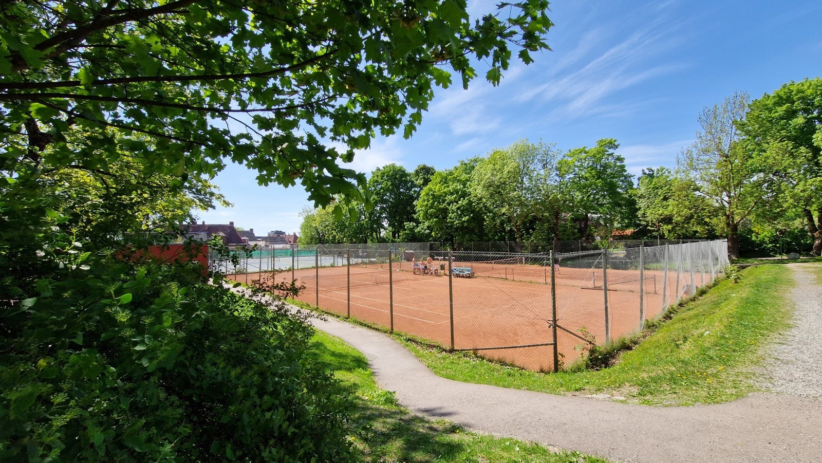 Berg tennis og tennisklubb med fire grusbaner og en kunstgrusbane som er åpen i sommerhalvåret ca. april til september. Galleribilde
