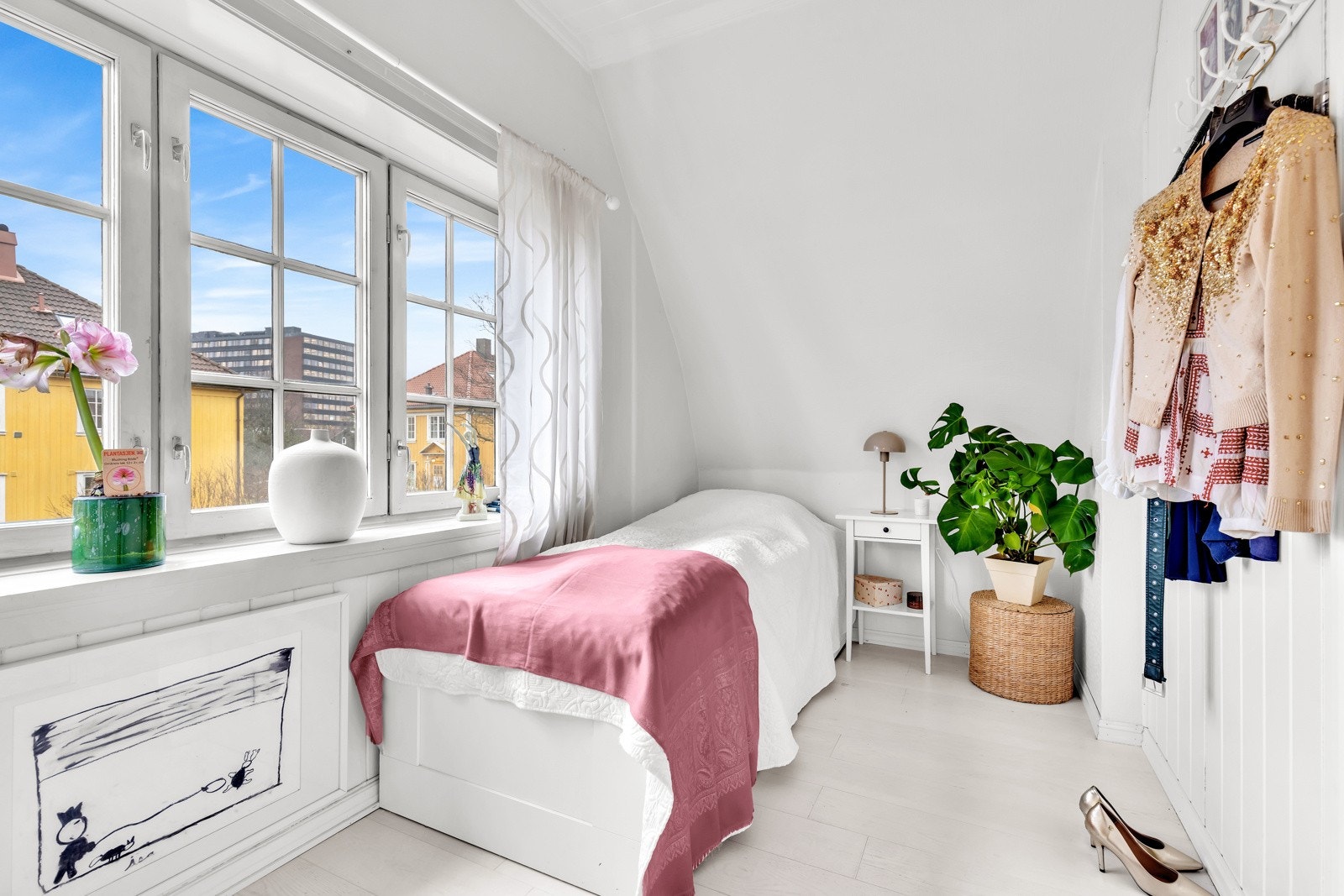 Soverom 1 i 2.etg med plass til seng kommode. Galleribilde