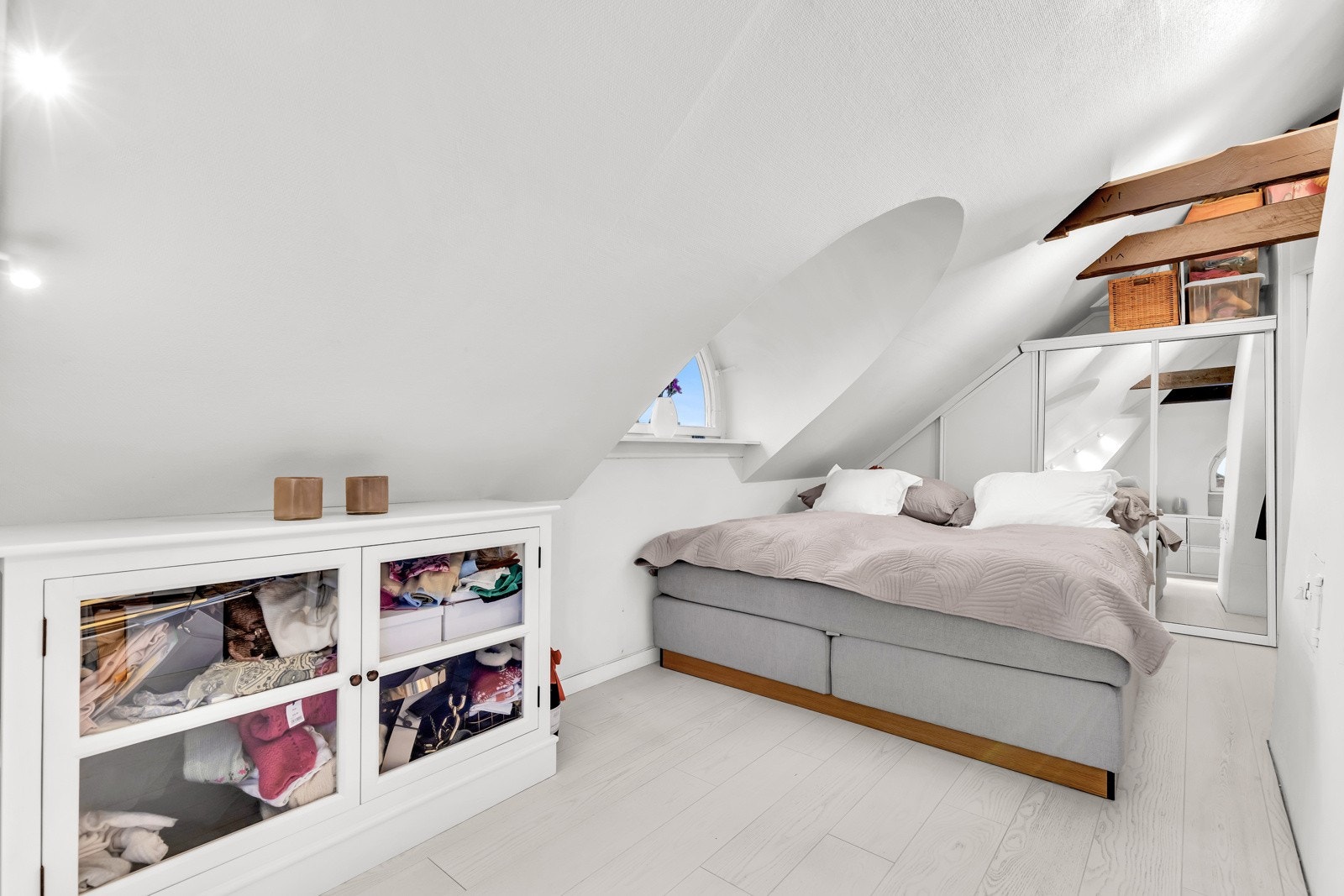 Det store arbeidsværelse i loftsplanet er innredet som soverom og har skyvedørsgarderobe og kott. Galleribilde