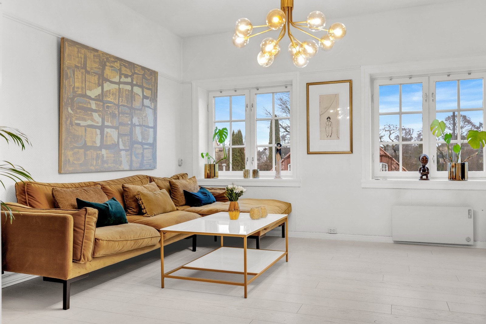 Store vinduer slipper inn godt med naturlig lys. Parkett på gulvet med varmefolie. Galleribilde