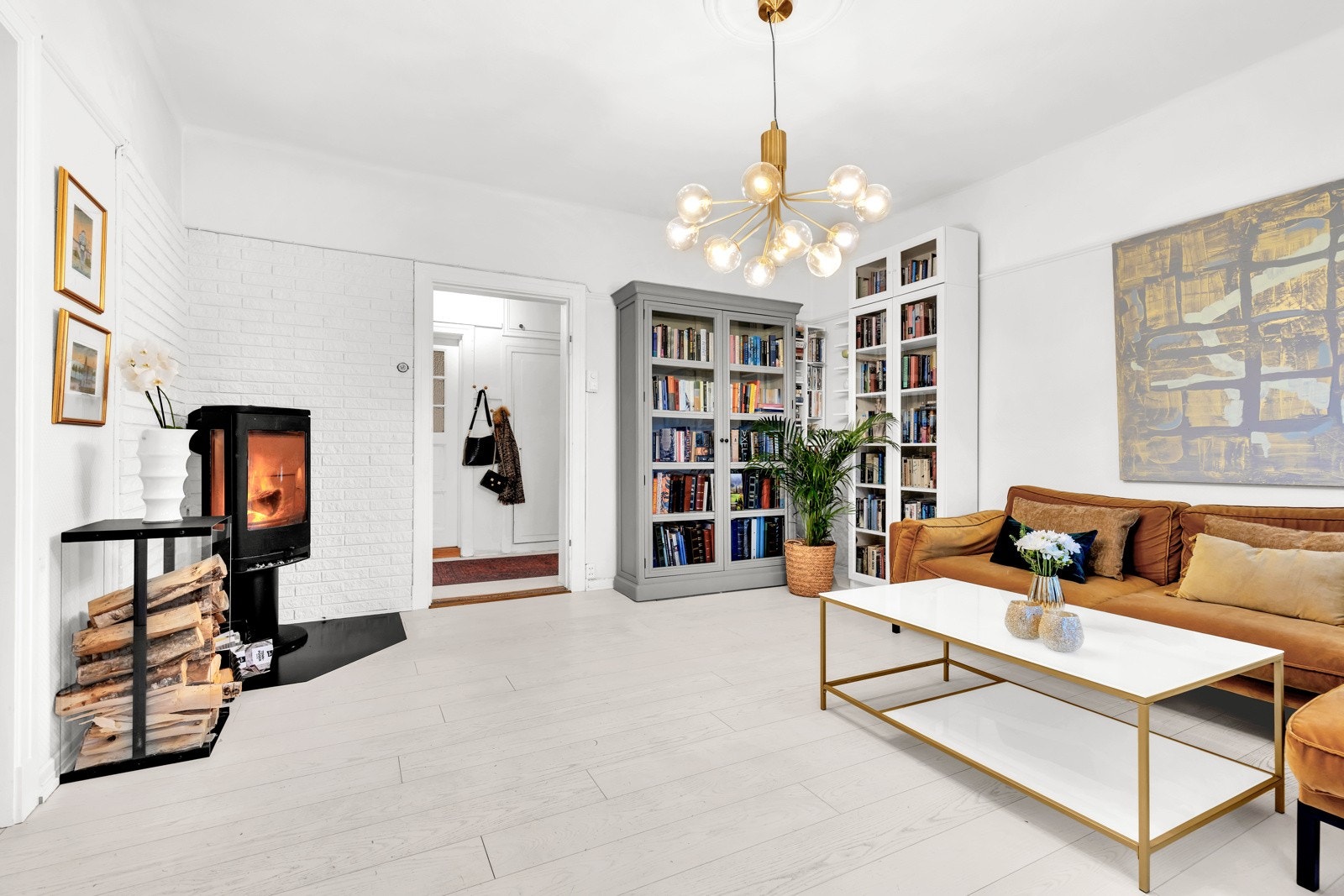 Stuen har en moderne peisovn (2018) som gir effektiv oppvarming på kalde dager. Galleribilde