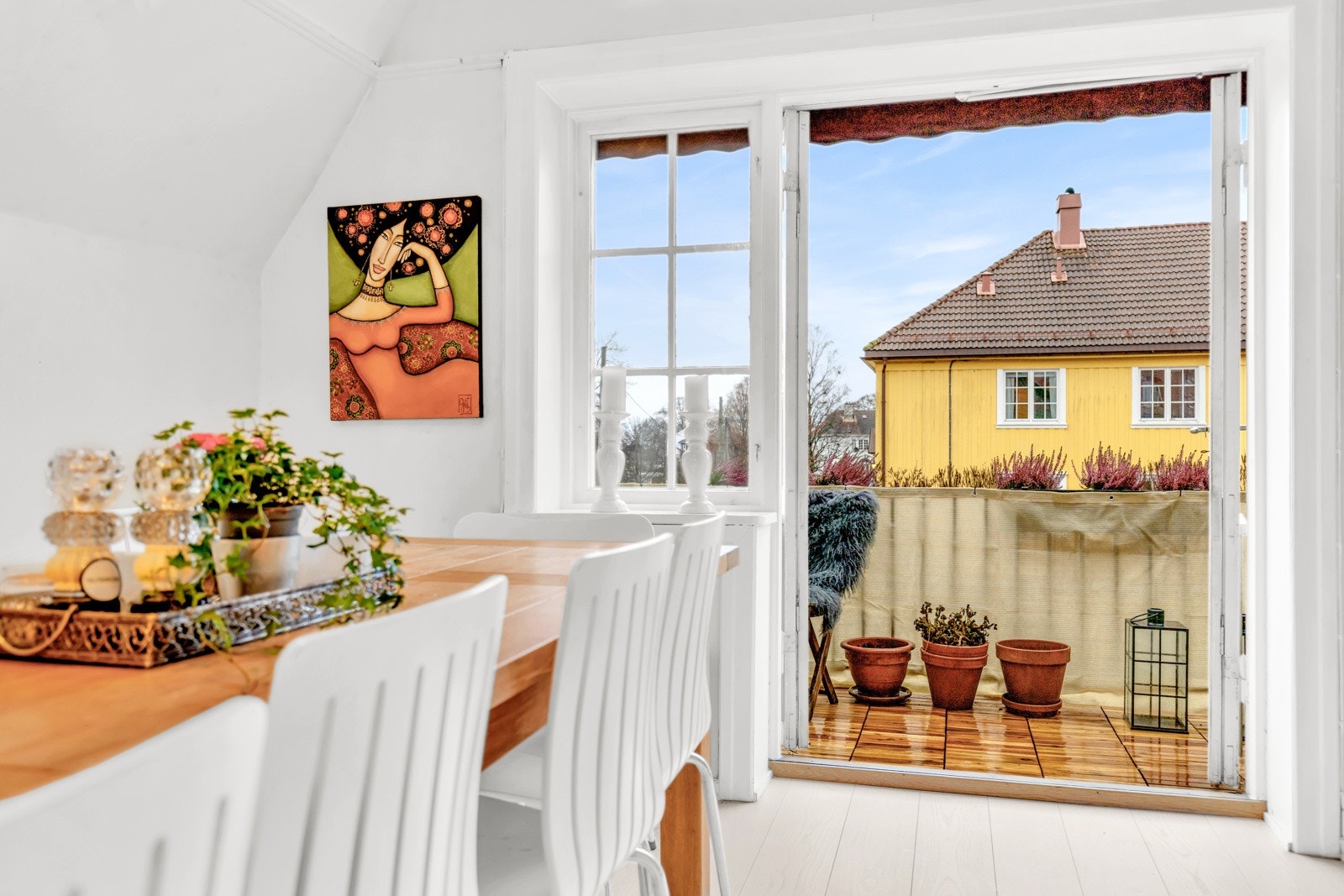 Leiligheten ligger tilbaketrukket og har en solrik balkong som vender mot Vestgrensa. Galleribilde