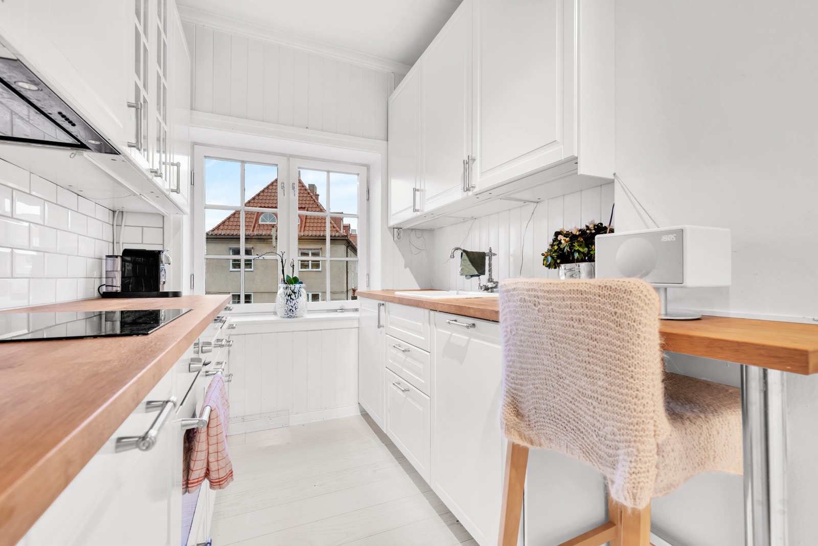 Koselig kjøkken med fint utsyn mot de vakre hagene i indre gård. Galleribilde