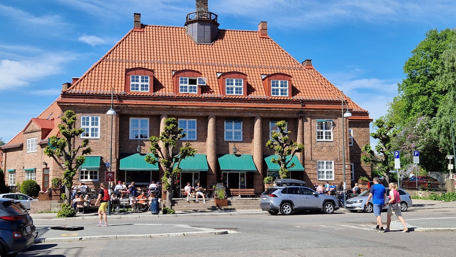 Damplassen er en sosial samleplass med blant annet skøytebane og julegrantenning på vinterstid. Galleribilde