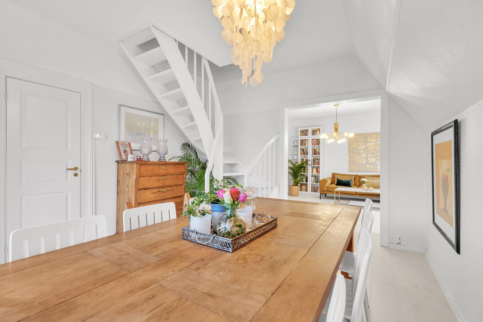 Utgang fra spisestuen til en hyggelig balkong. Galleribilde