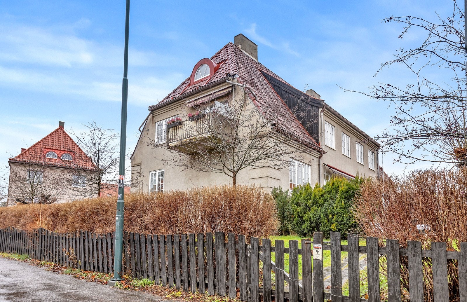 Sognsveien 18 er en vakker bygning i hagebystil som rommer 4 familier. Galleribilde
