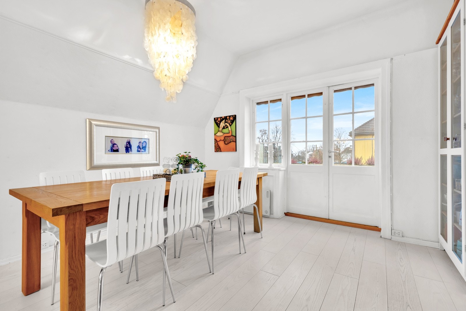 Boligen er blant annet innredet med en flott spisestue med god lysinngang og plass til langbord. Galleribilde