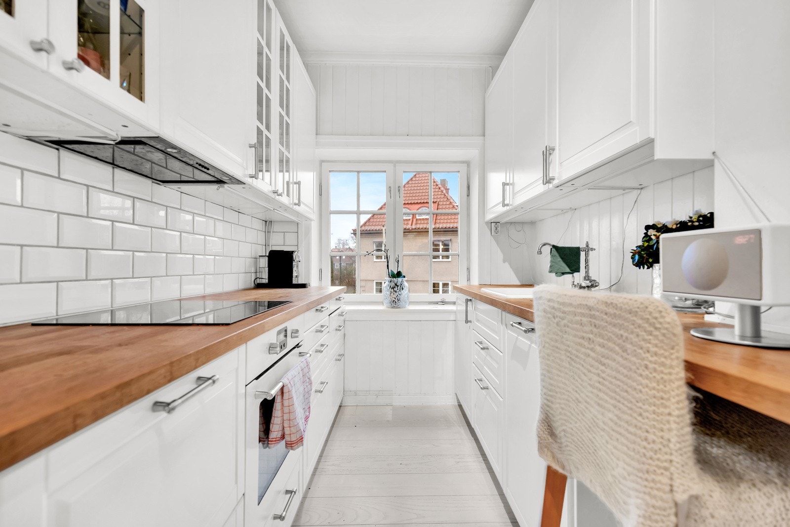 Integrert i innredningen er kjøleskap/fryser, oppvaskmaskin, komfyr og platetopp. Oppvaskkum av keramikk. Galleribilde