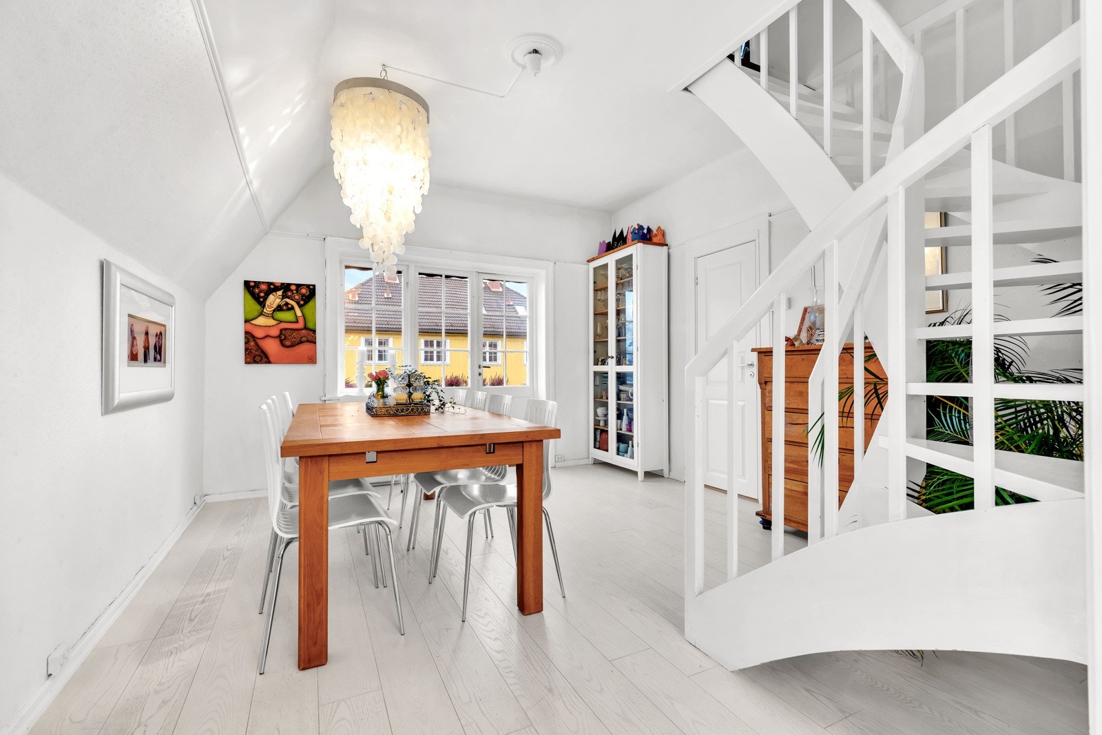 God plass til romslig spisegruppe i spisestuen. Galleribilde