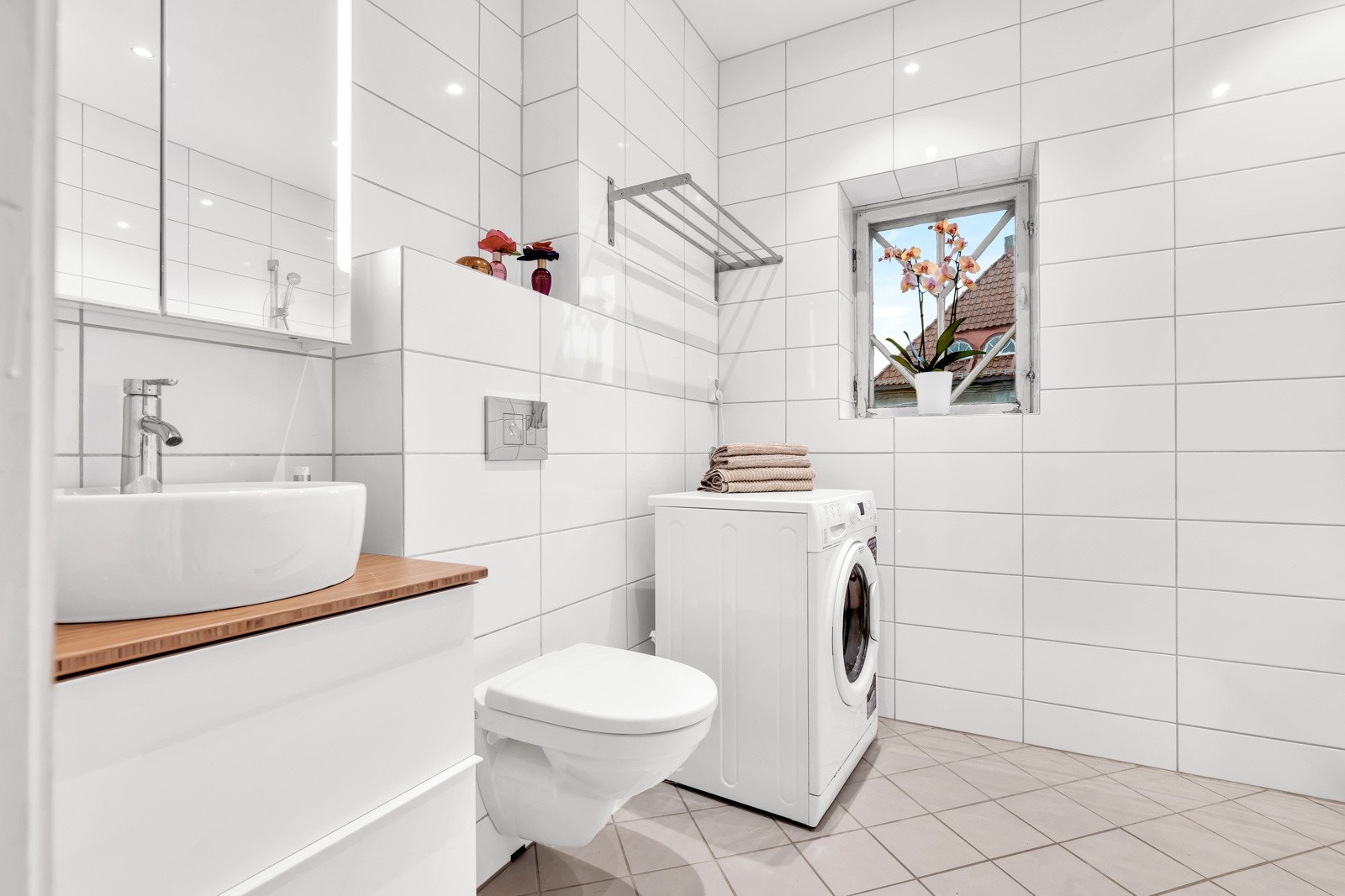 Delikat bad som ble pusset opp i 2017. Badet består av vegghengt toalett, servant, badekar og opplegg for vaskemaskin. Galleribilde