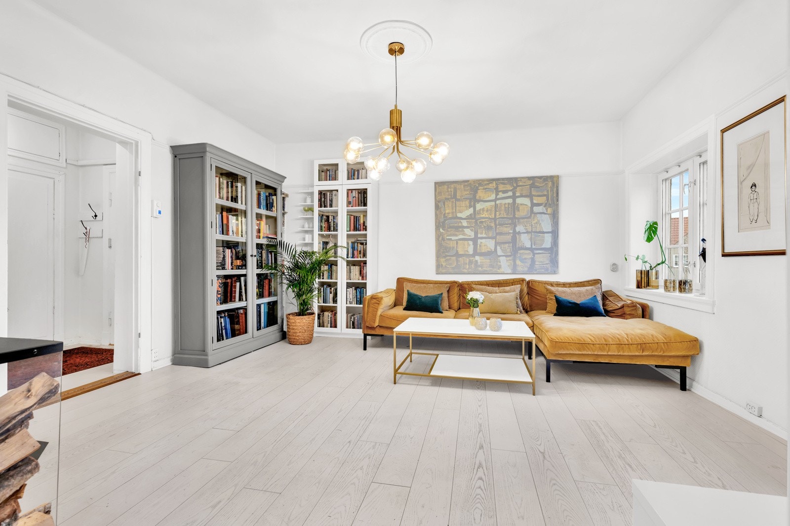 Flott stue med takhøyde på 2,69 meter. Det er god plass til en romslig møbelgruppe. Galleribilde