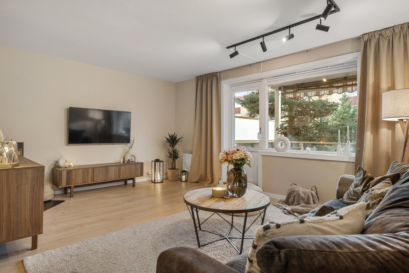 Innvendig oppleves leiligheten lys, med store vindusflater skiftet i 2017 som sikrer godt med naturlig lysinnslipp. Galleribilde