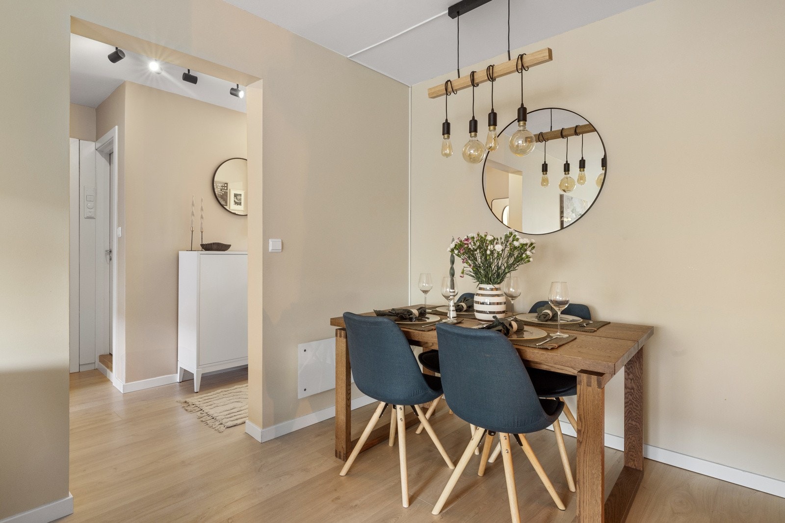 I stuen er det tiltrettelagt plass for en hyggelig og tilbaketrukket spisesone. Galleribilde