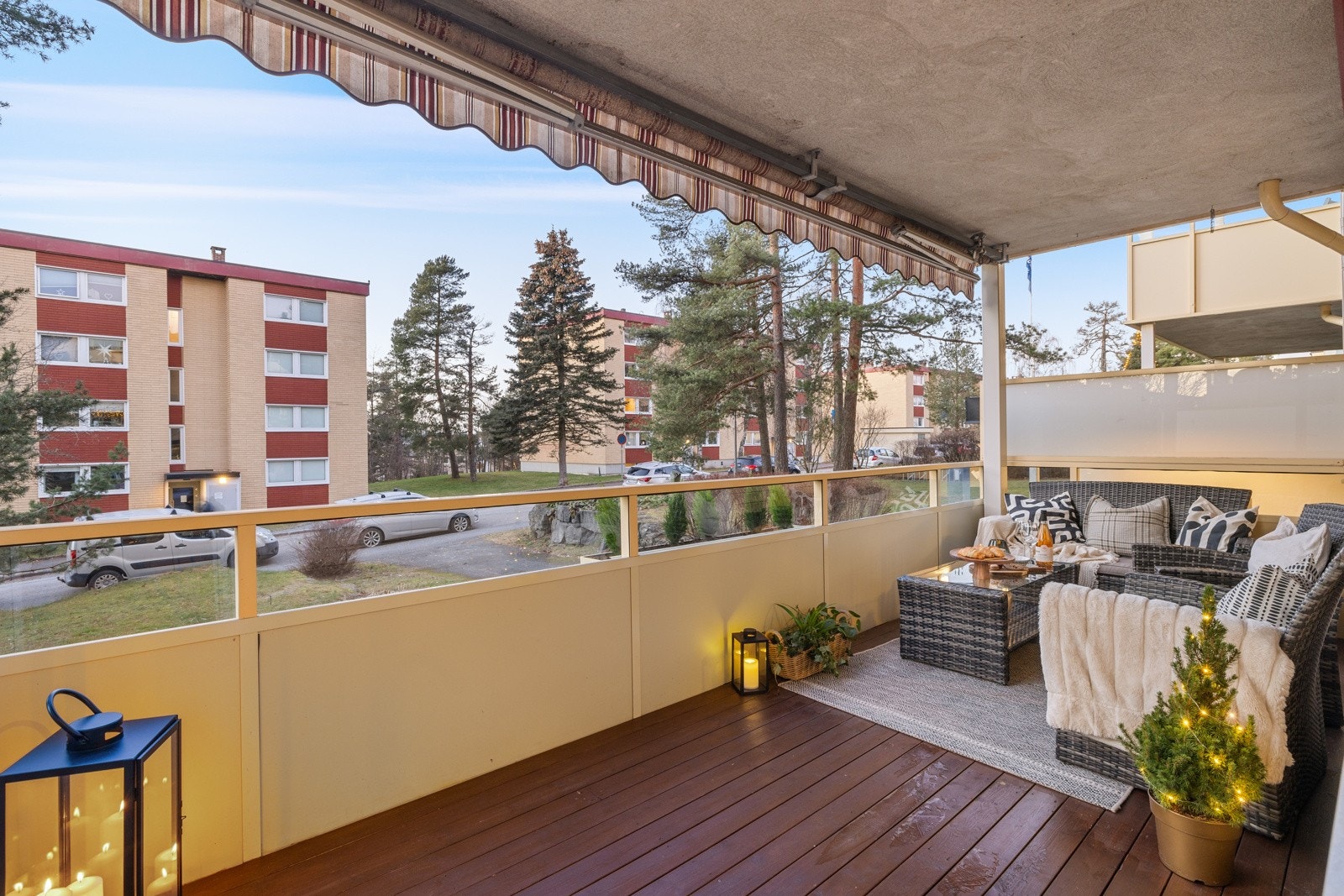 Fra stuen er det adkomst til en romslig overbygd balkong på ca. 10 m² med gode møbleringsmuligheter. Galleribilde